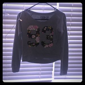 A long sleeve crop top with an aesthetic color :)